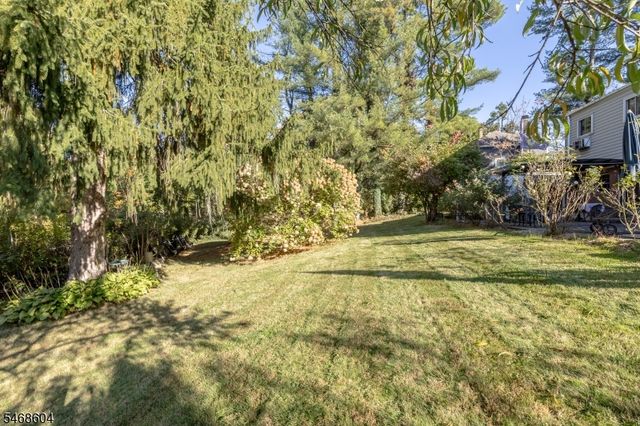20 Young Dr, Stanhope Boro, NJ 07874