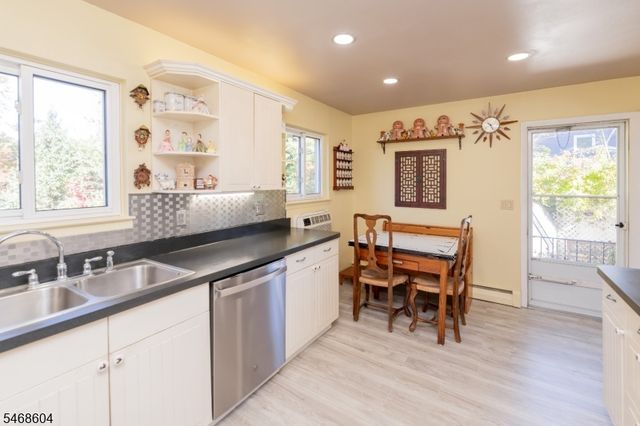20 Young Dr, Stanhope Boro, NJ 07874