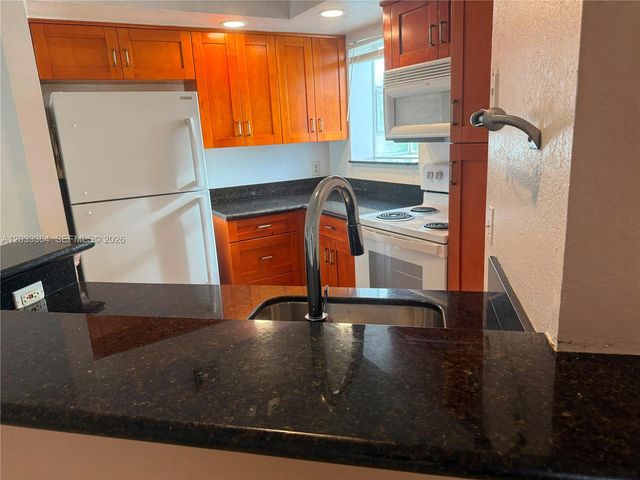 3350 N Pinewalk Drive N 1427, Margate, FL 33063