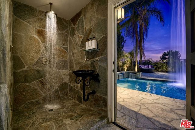 7218 Mulholland Drive, Los Angeles, CA 90068