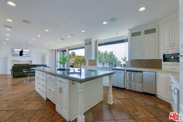 7218 Mulholland Drive, Los Angeles, CA 90068