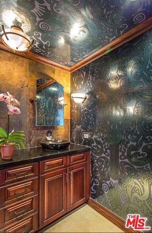 7218 Mulholland Drive, Los Angeles, CA 90068