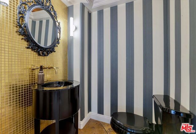 7218 Mulholland Drive, Los Angeles, CA 90068