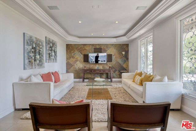 7218 Mulholland Drive, Los Angeles, CA 90068