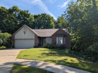 619 Hill Crest Court, Milford Vlg, MI 48381