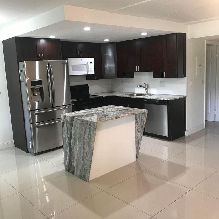 2000 SPRINGDALE Boulevard 210, Palm Springs, FL 33461