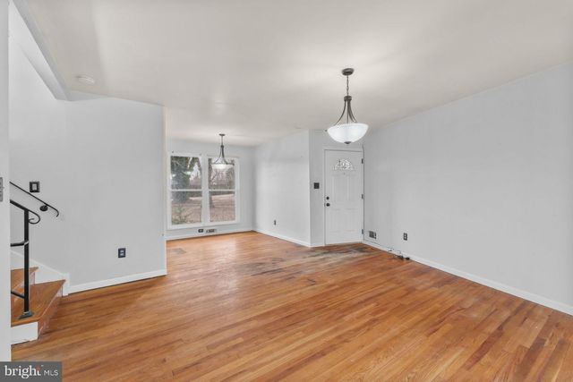 5607 IONA WAY, Alexandria, VA 22312