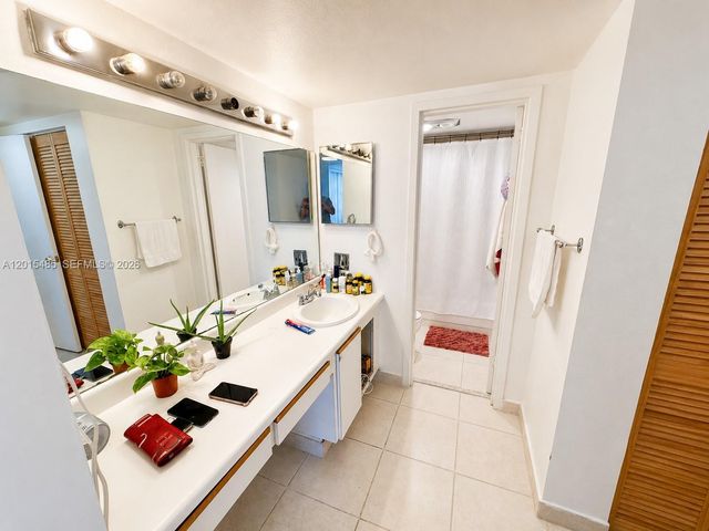 3375 N Country Club Dr 407, Aventura, FL 33180