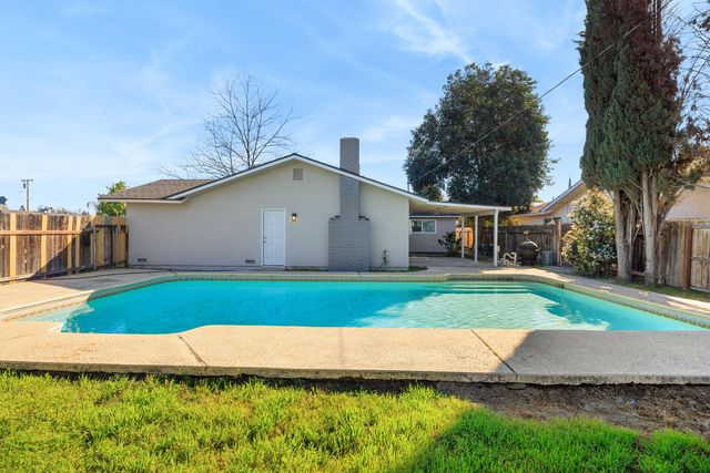 123 E Berkeley Avenue, Tulare, CA 93274