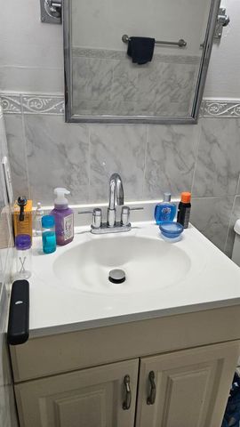 1471 W 43rd Pl 302, Hialeah, FL 33012