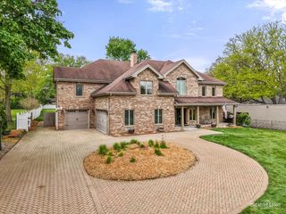 10S060 Clarendon Hills Road, Willowbrook, IL 60527