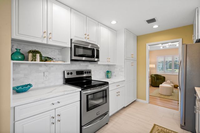 5143 SE Club Way, Stuart, FL 34997