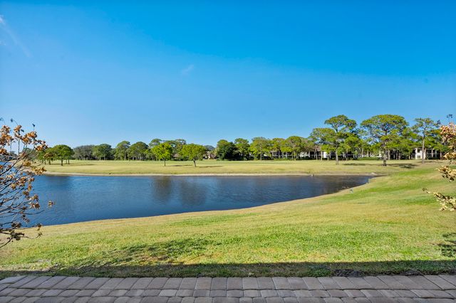 5143 SE Club Way, Stuart, FL 34997