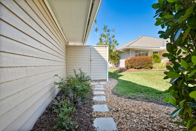 5143 SE Club Way, Stuart, FL 34997