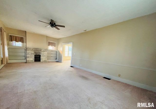 310 W WALNUT Street, Carbondale, IL 62901