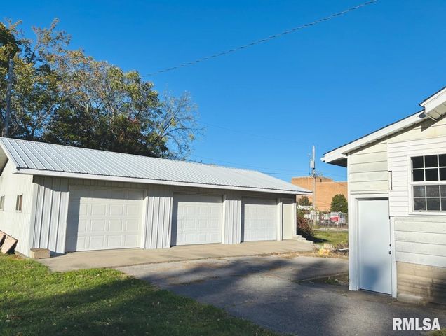 310 W WALNUT Street, Carbondale, IL 62901