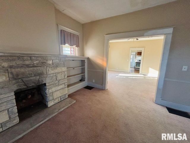 310 W WALNUT Street, Carbondale, IL 62901