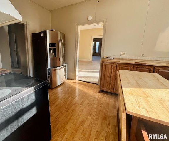 310 W WALNUT Street, Carbondale, IL 62901