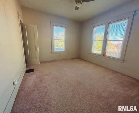 310 W WALNUT Street, Carbondale, IL 62901