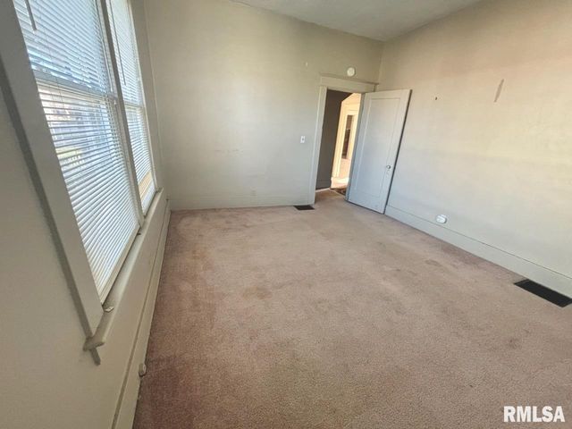 310 W WALNUT Street, Carbondale, IL 62901