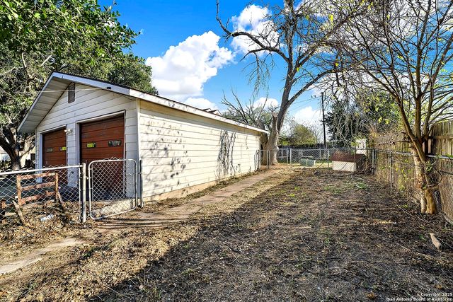 612 E Guadalupe, Runge, TX 78151