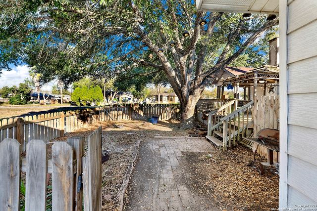 612 E Guadalupe, Runge, TX 78151