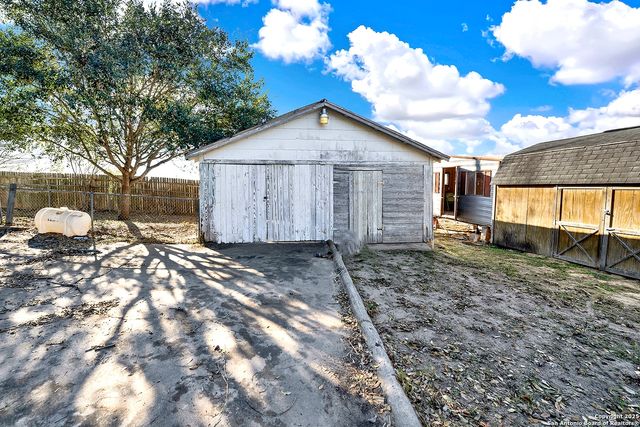 612 E Guadalupe, Runge, TX 78151