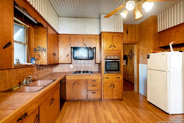 612 E Guadalupe, Runge, TX 78151