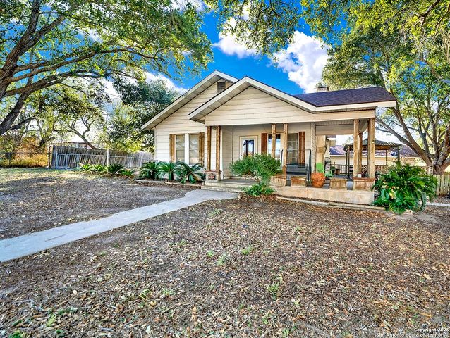 612 E Guadalupe, Runge, TX 78151