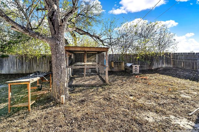612 E Guadalupe, Runge, TX 78151