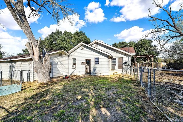 612 E Guadalupe, Runge, TX 78151