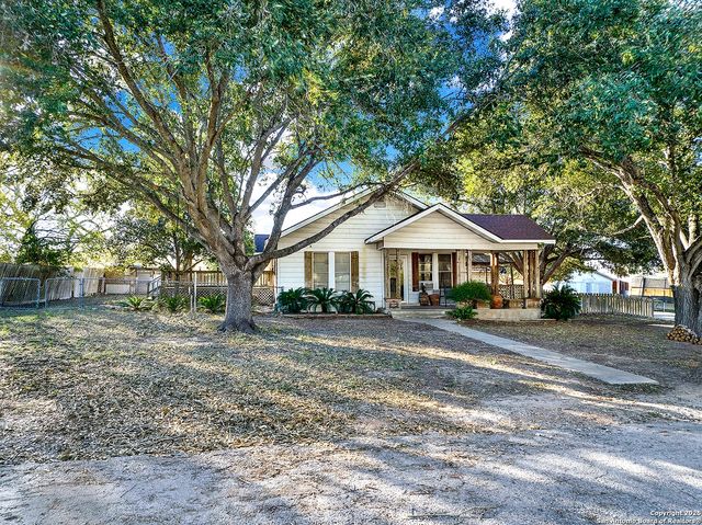 612 E Guadalupe, Runge, TX 78151