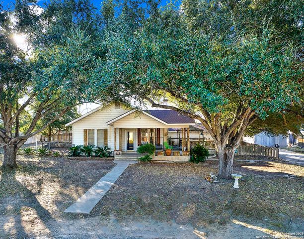 612 E Guadalupe, Runge, TX 78151