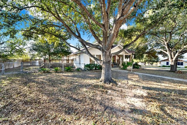 612 E Guadalupe, Runge, TX 78151