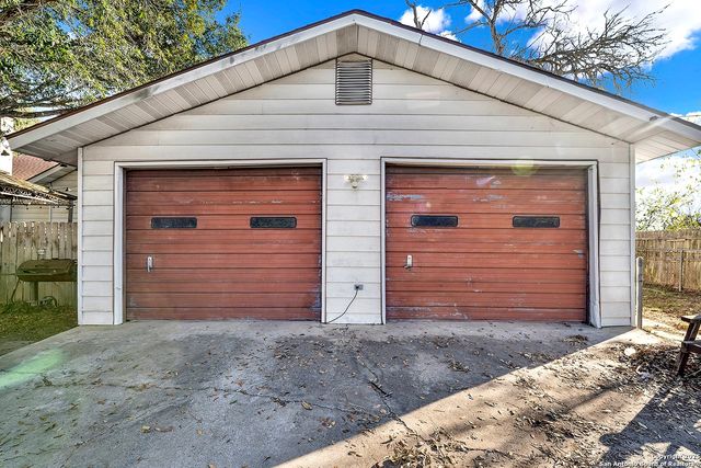 612 E Guadalupe, Runge, TX 78151