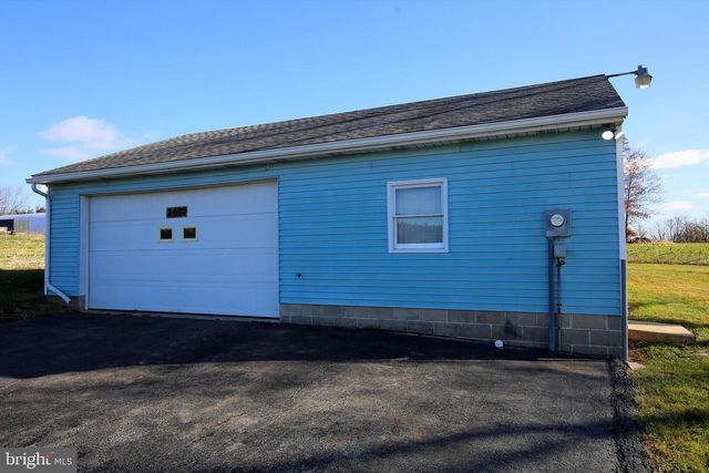 2437 LEBANON RD, Manheim, PA 17545