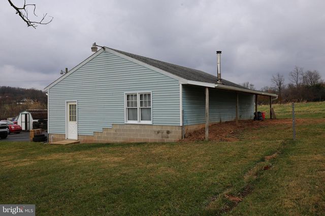 2437 LEBANON RD, Manheim, PA 17545