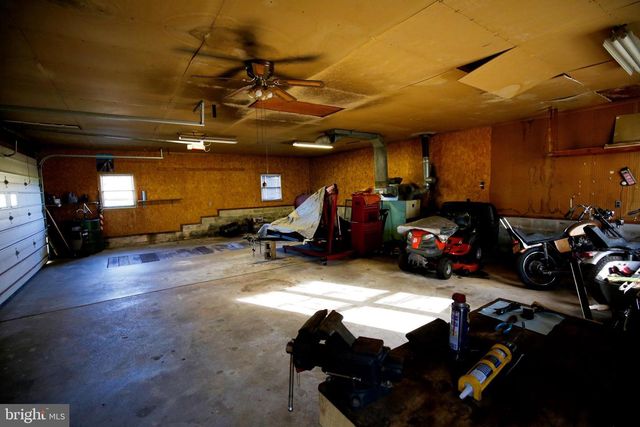 2437 LEBANON RD, Manheim, PA 17545