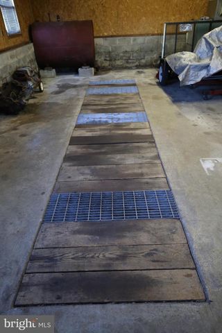 2437 LEBANON RD, Manheim, PA 17545