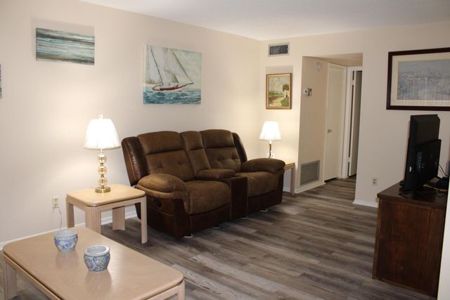 16 Vista Palm Lane 105, Vero Beach, FL 32962