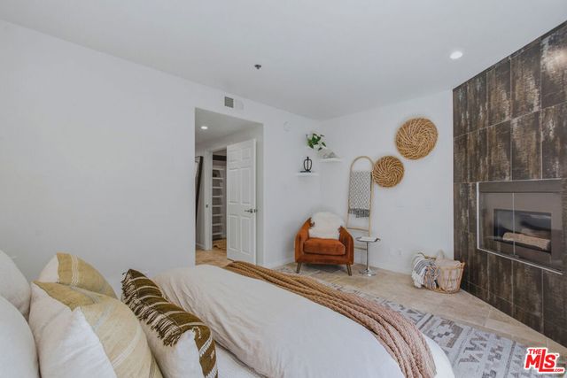 11838 Kiowa Avenue 101, Los Angeles, CA 90049