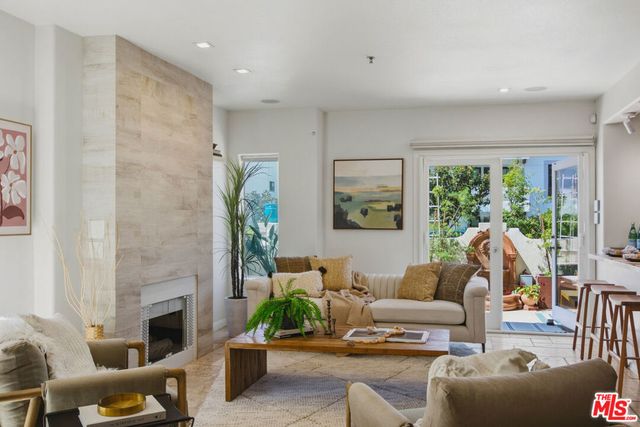 11838 Kiowa Avenue 101, Los Angeles, CA 90049