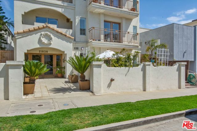 11838 Kiowa Avenue 101, Los Angeles, CA 90049