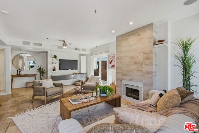 11838 Kiowa Avenue 101, Los Angeles, CA 90049