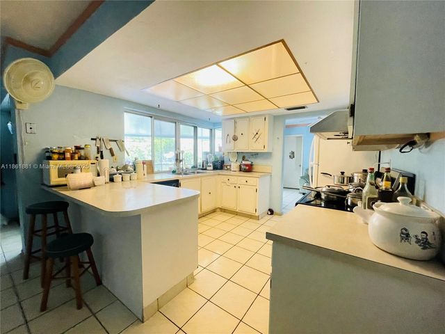 8203 NW 73rd Ter, Tamarac, FL 33321