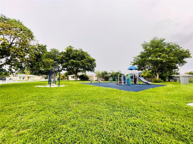 8203 NW 73rd Ter, Tamarac, FL 33321