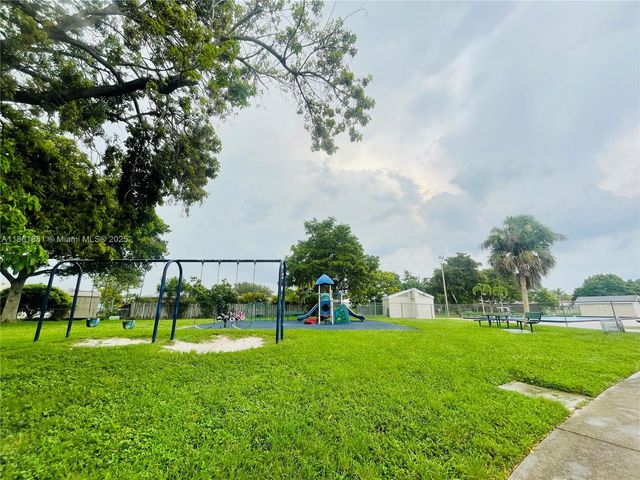 8203 NW 73rd Ter, Tamarac, FL 33321