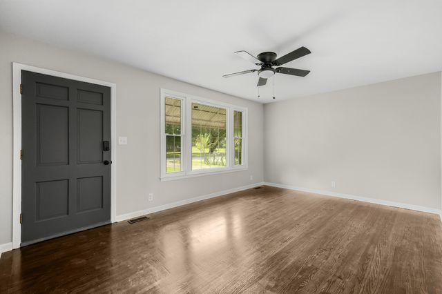 1347 Gibson Dr, Clarksville, TN 37043