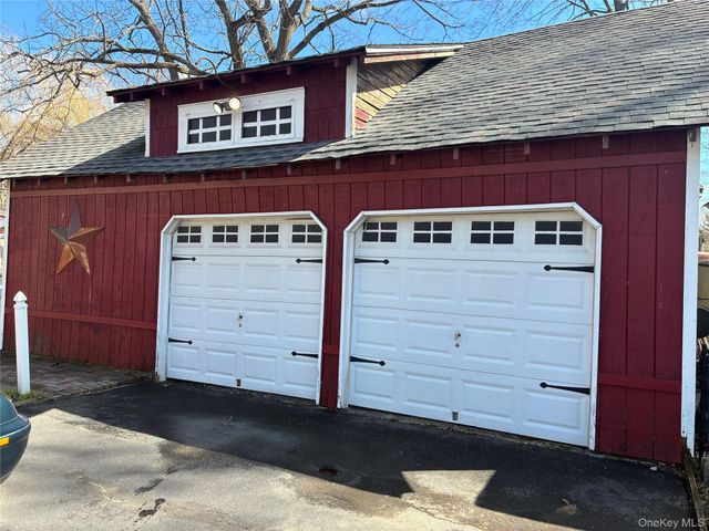 21 Wellington Place, Amityville, NY 11701