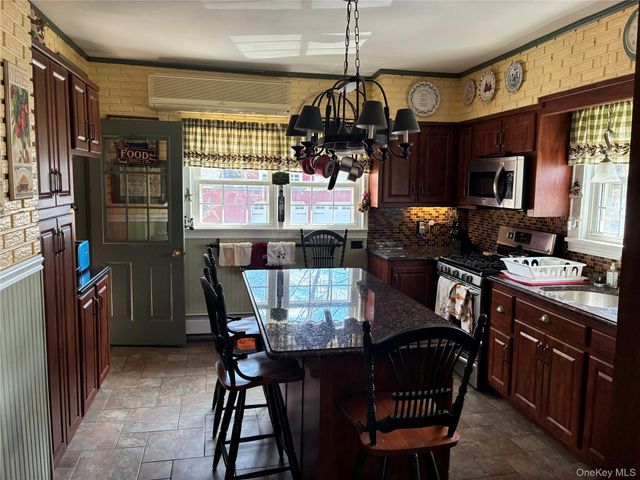 21 Wellington Place, Amityville, NY 11701